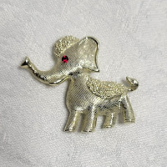 VINTAGE SILVER COLOR ELEPHANT BROOCH WITH RED RHINESTONE EYE - Picture 1 of 4